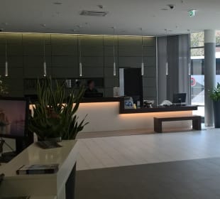 Lobby mit Rezeption und Concierge Desk