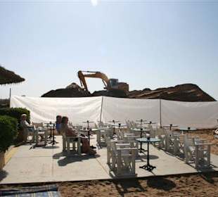 Hier wird der Trink mit dem Bagger serviert