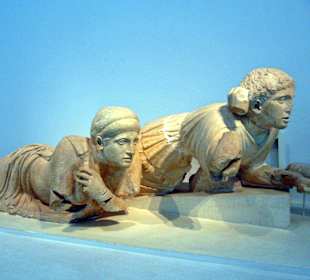 Zwei liegende Frauen im Museum