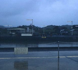 Die Hinweistafel "0nly authorized people"