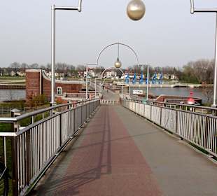 Fußweg über die Wehranlage