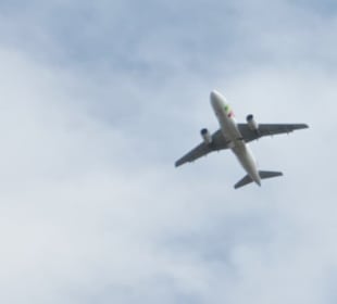 Flugzeug über den Salinen von Faro