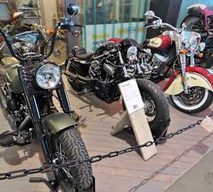 Fahrzeuge im Schuppen Eins