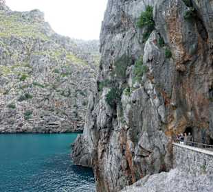 Tunneleingang im Fels