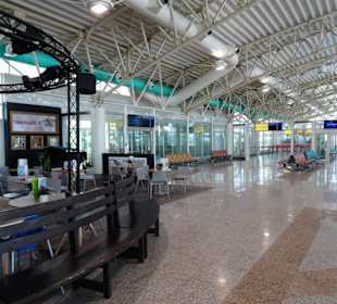 In der Abflugebene des Flughafens von Olbia