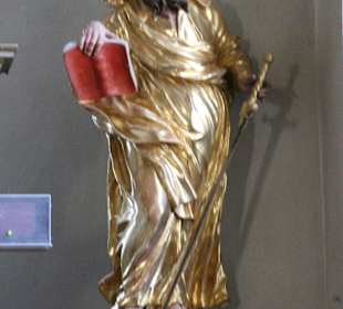Heiligenfiguren an den Kirchenwänden