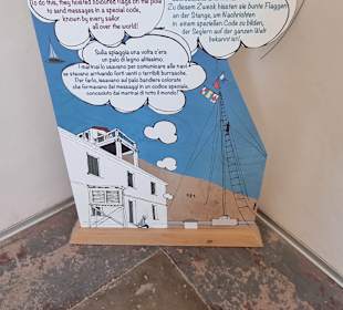 Hoher Holzmast Warnung vor Sturm