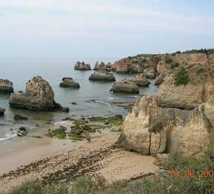 Strand mit Klippenlandschaft in Praia do Vau