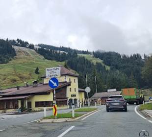 Am Schild die Passhöhe