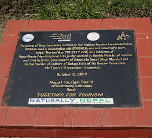 Gedenkplatte an der Hillary/Norgay Statue