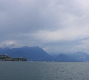 Blick auf den "Rocca di Manerba" vom Schiff aus