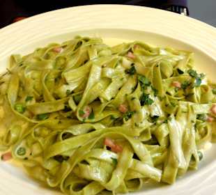 Grüne Bandnudeln mit Schinken-Sahne-Sauce