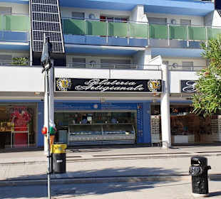 Unten Geschäfte oben Ferienwohnungen