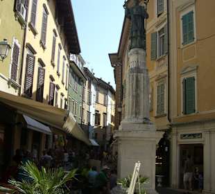 Schöne Gassen mit Statue