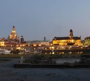 Blick vom  Augustusgarten über Elbe zur Altstadt