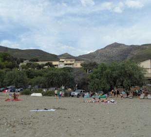 Strand mit Bar und Restaurant rechts