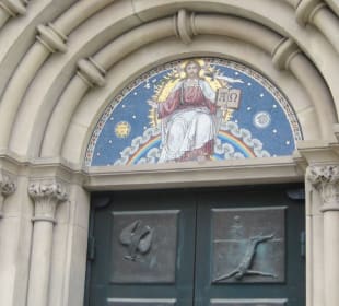 Eingang zur Kirche gegenüber vom Dom