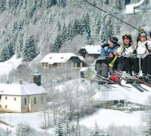 Blick von der Skipiste zum Hof