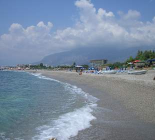 Steinig und flach abfallend