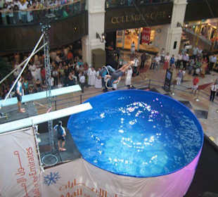 Sprünge aus 25 Höhe im Mall of the Emirates