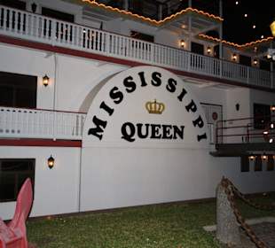 Außenansicht bei Nacht