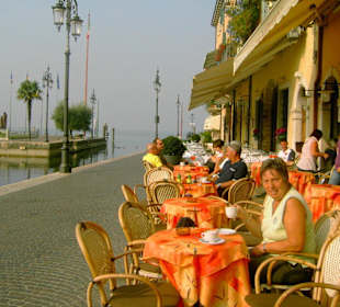 Cappuccino am Hafen von Lazise
