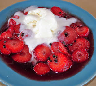 Erdbeeren mit Pfeffer und Sahne als Dessert