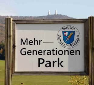 Schild am Eingang zur Anlage, Hintergrund Sektor f