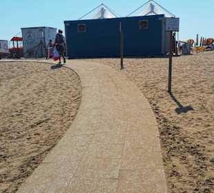 Strandwege mit Platten augelegt