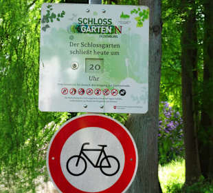 Infoschild am Eingang zum Schlossgarten Oldenburg