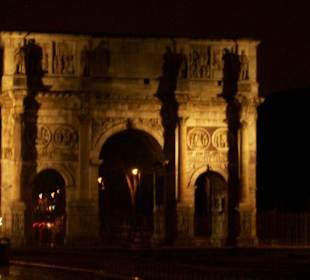 Der Konstantinbogen neben dem Colosseum