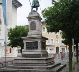 Winzerdenkmal in der oberen Marktstrasse