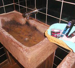 Haargel und Cremes für die Herren in Toilette