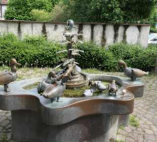 Der Entenbrunnen, beliebt bei Jung und Alt