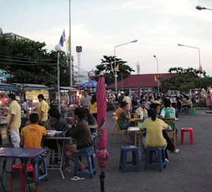 Essensstände am Hafen in Nathon