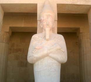 Statue vor dem Eingang des Hatschepsut-Tempel