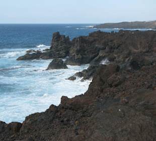 Brandung an der Küste aus Lavagestein