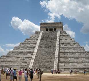 Frontansicht der Pyramide