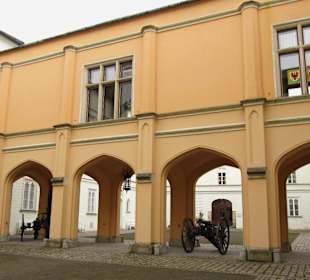 Jedno ze zámeckých křídel - nádvoří