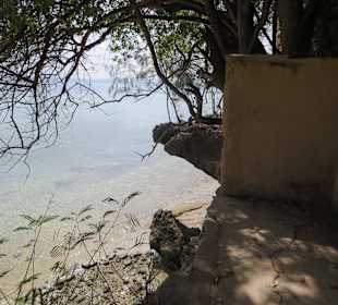 Ausblick aus dem alten zerstörten Gefängnismauern