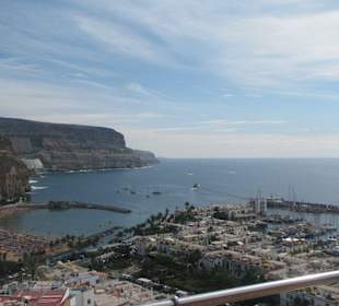 Blick auf den Strand und den Yachthafen