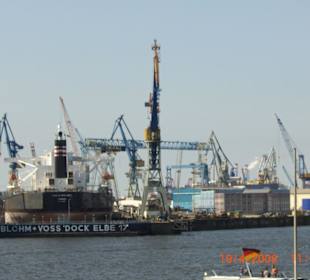 Frachthafen an der Elbe