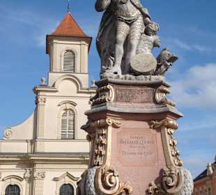 Herzog Eberhard Ludwig,dahinter katholische Kirche