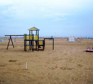 Größerer Spielplatz vor dem Hotelstrand