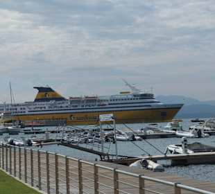 Marina und Fähre