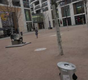 Skulptur „Sitzender lesend“