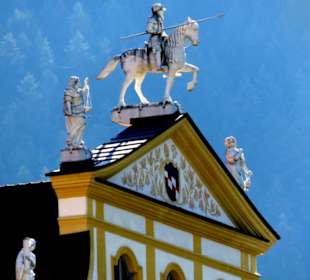 Dekorativer Giebel mit Reiterstatue