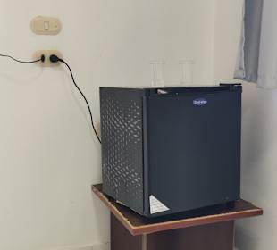 Kleiner schiefer Kühlschrank auf total kaputtem Ti