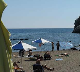 Hotelstrand mit Felsen