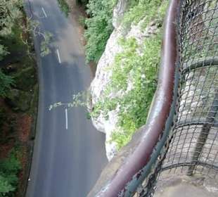 Blick von oben auf die Straße die durchs Tal führt